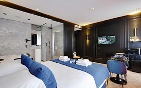 Couples Getaway Unit With Jacuzzi - City Center
