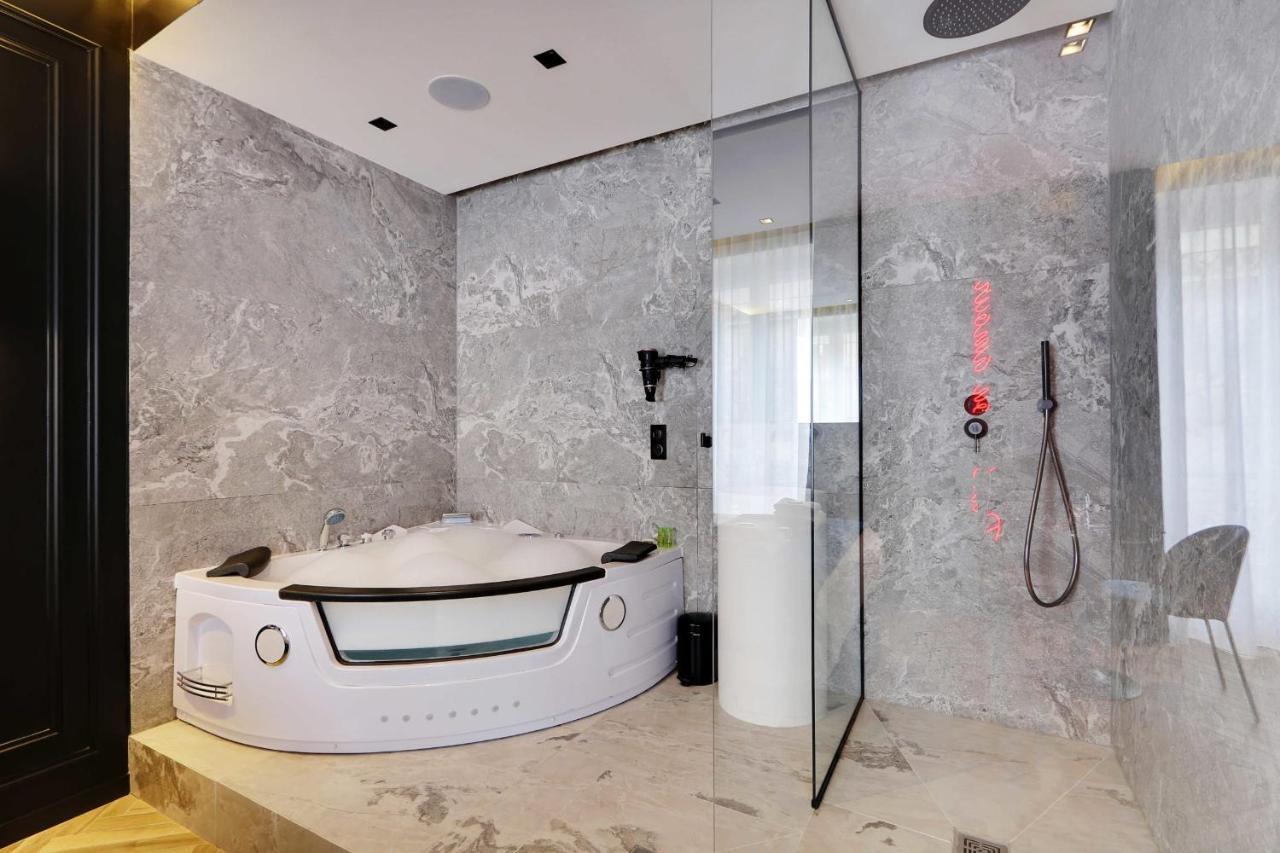 Couples Getaway Unit With Jacuzzi - City Center 巴黎 外观 照片