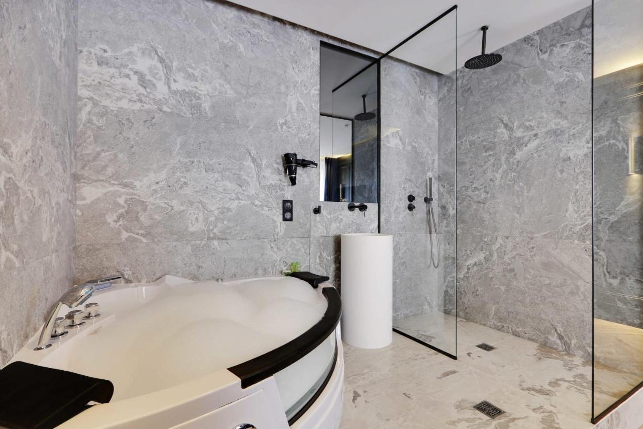 Couples Getaway Unit With Jacuzzi - City Center 巴黎 外观 照片