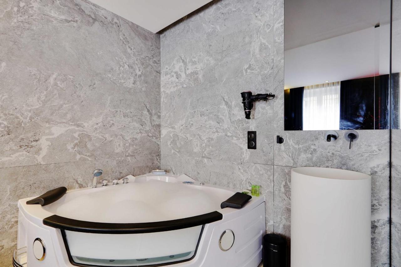 Couples Getaway Unit With Jacuzzi - City Center 巴黎 外观 照片